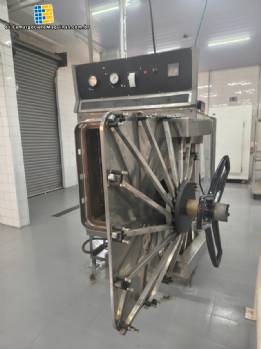 Industria dedicada a la fabricaci�n de alimentos naturales para mascotas esterilizados en autoclave, envasados   en frascos y latas, con una capacidad de 3 toneladas diarias.
