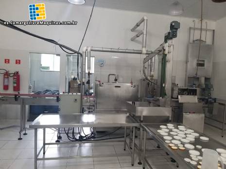 Lnea para llenado de salmuera, insercin manual de producto y taponado automtico