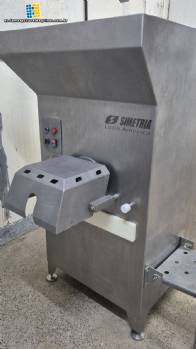 Cortadora/rompedora de bloques de carne Ibrasmak con picadora Simetria y cinta transportadora.