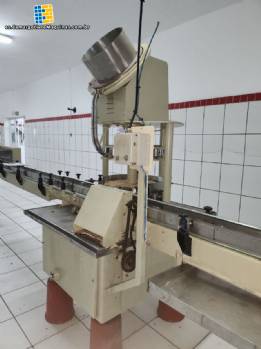 Taponadora con 12 boquillas para botellas de vidrio con tapas met�licas Zegla