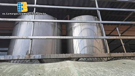 Tanque mezclador con plataforma en acero inoxidable 316, 1500 litros y 2500 litros.