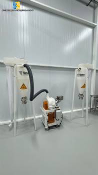 Molino centr�fugo de martillos Vieira MCS 190 con motor de 3 HP, 10 kg por hora.