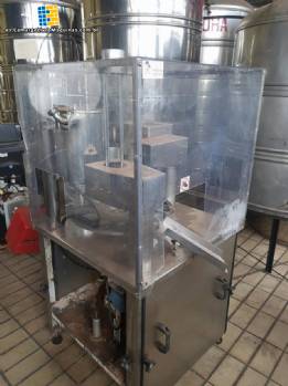 M�quina llenadora de sellado de l�quidos en vasos Milainox