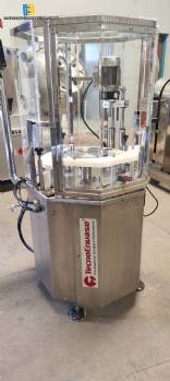 Enroscadora de botellas y tarros con sistema autom�tico de alimentaci�n de tapones