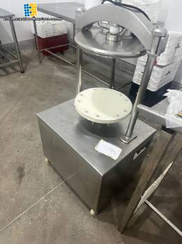 Embutidora hidráulica con 2 boquillas de acero inoxidable para embutidos. Acero inoxidable de precisión.