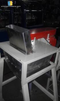 M�quina de cortar fruta en acero inoxidable con sierra circular