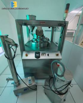 Comprimidora rotativa Neuberger, 20 punzones, 900 comprimidos por minuto.