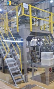 Envasadora vertical multicabezal Masipack 16 Twin con cinta transportadora y plataforma.