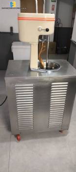 Línea de producción vertical de helados y gelatos Carpigiani, con una capacidad de hasta 16 litros por hora. Línea de producción vertical de helados y gelatos Carpigiani, con una capacidad de hasta 16 litros por hora.