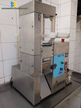 Máquina para hacer ravioles y sorrentino Indiana PRT 120, hasta 60 kg por hora. Máquina para hacer ravioles y sorrentino Indiana PRT 120, hasta 60 kg por hora.